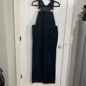 Squeeze by Stephen Hardy dark wash blue jean overalls. Size medium. Inseam 29”